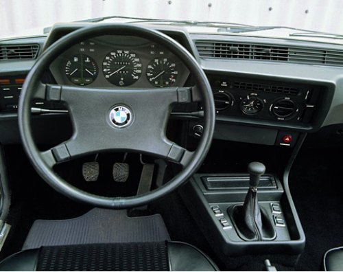 Классический интерьер BMW — с развернутой к водителю центральной консолью.