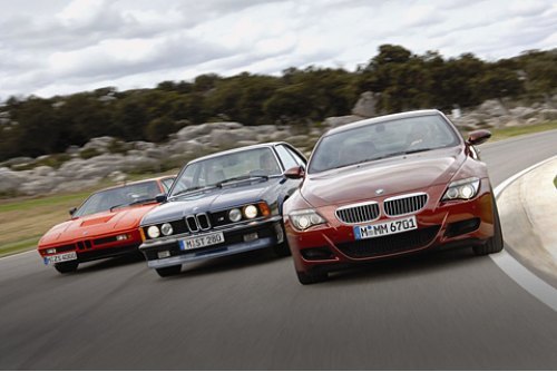 В центре — BMW M 635 CSi. Слева от нее — «донор» мотора, суперкар BMW M1. А справа — современная…