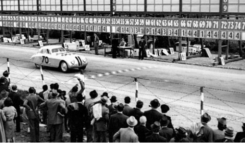 На фото — автомобиль BMW 328 Coupe Mille Miglia. Через несколько секунд будет установлен мировой…