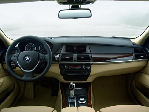 Оформление передней панели больше смахивает на BMW 5-series, нежели на выдержанный стиль прежнего…