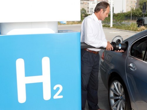 Топливных баков в Hydrogen 7, конечно же, два. К стандартному бензобаку добавили резервуар для…