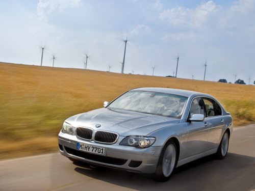 При движении на водородном топливе BMW Hydrogen 7 не наносит практически никакого вреда окружающей…