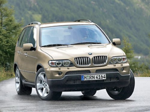 BMW X5, несмотря на свой солидный возраст, до сих пор считается эталоном управляемости среди своих…