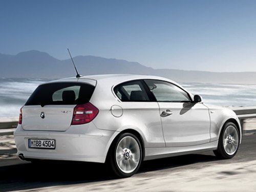 Сзади рестайлинговую BMW 1-й серии можно опознать по слегка изменённому бамперу и другому…