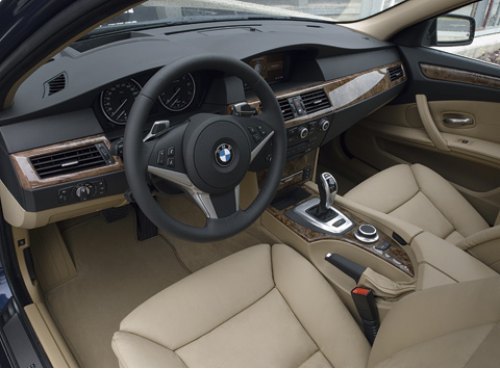 Дизайн знакомого интерьера BMW 5-й серии остался практически без изменений. Однако баварцы серьезно…
