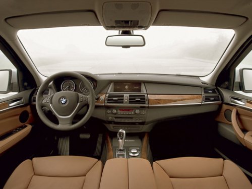 Интерьер нового Х5 очень похож на салон рестайлинговой «пятерки» BMW.