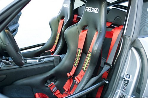 Такого салона не постеснялся бы болид WRC или GT. Не зря в Hamann назвали свою разработку гоночным…
