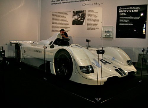 Гоночный BMW V12 LMR благодаря 580-сильному мотору набирал максимальную скорость в 340 км/ч.…
