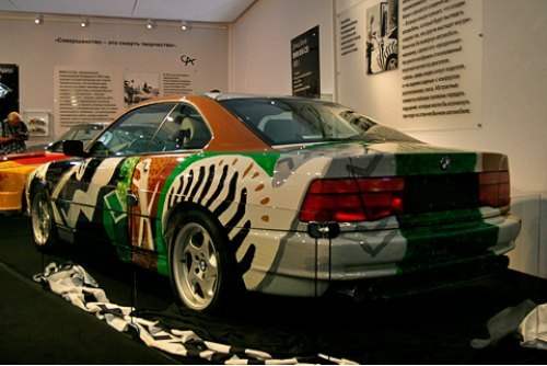 380-сильный BMW 850 CSi, расписанный Девидом Хокни (David Hockney), как бы вывернут наизнанку, он…