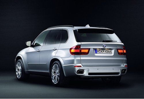 Пакет M Sport для BMW X5 предложен впервые. Несомненно, любители активного драйва это оценят.