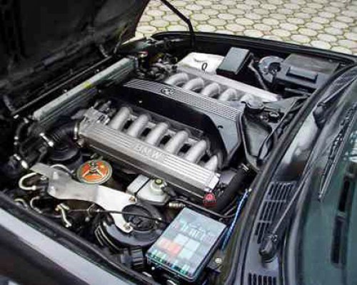 Удивляет не только динамика этой BMW, но и то, как удалось запихнуть огромный мотор под столь…