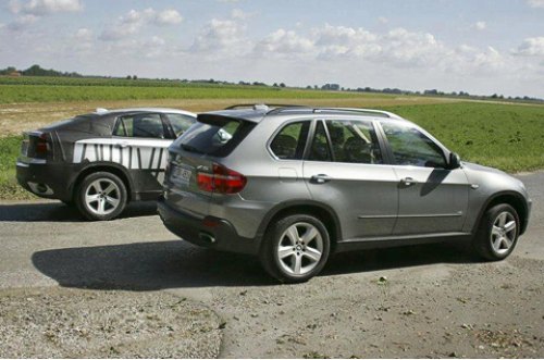 Водитель BMW X5 пытался заслонить прототип X6 от фотокамеры своей машиной, но, сам того не…
