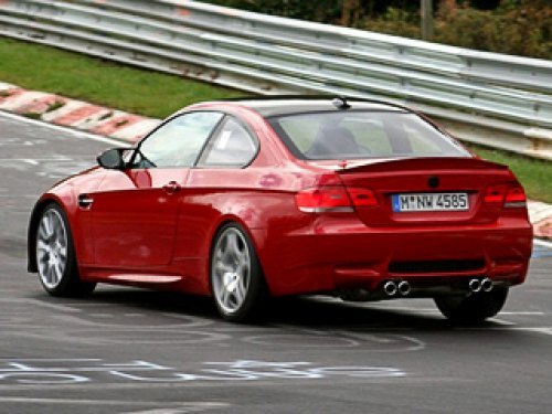 Проще всего опознать BMW M3 CSL по большому «наплыву» заднего спойлера на крышке багажника.…