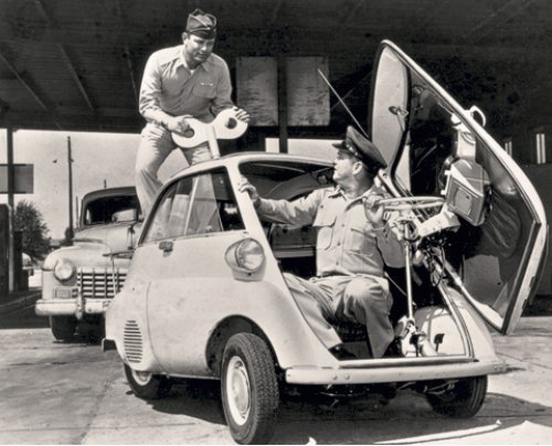 Дверь Isetta открывалась вперед, а заводить ее надо было ключом.