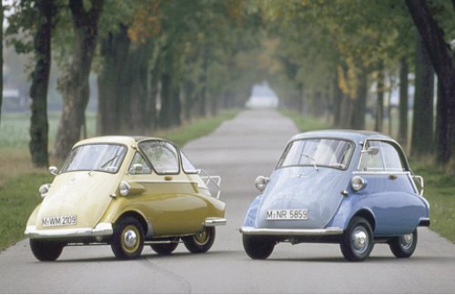 Слева — немецкая Isetta 250, а справа — ее экспортная трехколесная версия.