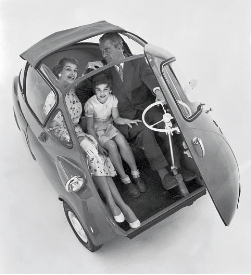 На переднем диване Isetta при желании можно было усесться и втроем.