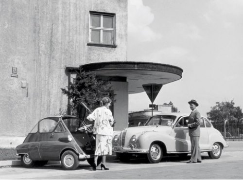 Дешевая BMW Isetta и дорогая 502 выпускались одновременно. Но прибыль приносила только первая.