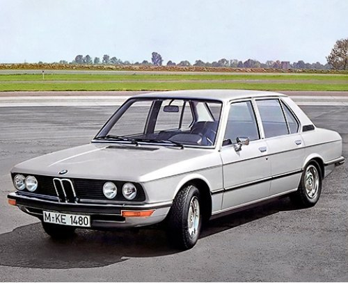Зачинщиком славной истории BMW-«пятерки» стал скромный по современным меркам седан с кузовом E12.…