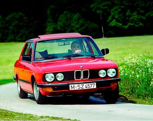 Второе поколение BMW 5-й серии (E28) отличалось от предшественника расширенной комплектацией и…