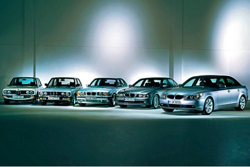 Эволюция BMW 5-й серии: слева «дедушка» E12, справа — новейший E60.
