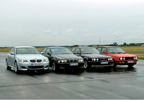 За какие-то 20 лет мощность BMW M5 выросла почти вдвое — если под капотом E28 (справа) жгла…