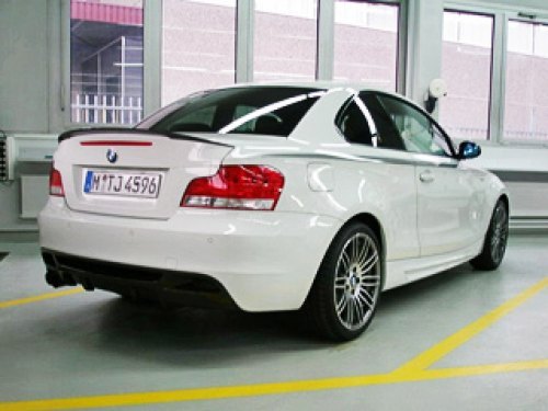 Вот так, скромненько стоит себе на парковке новейшая разработка BMW. Из шильдиков — разве что…