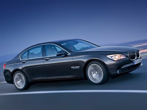 Предыдущая «семёрка» стала самой успешной в истории BMW, но всё равно продавалась хуже S-класса.…