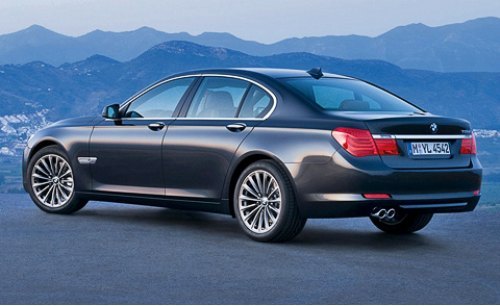 Сейчас большинство не моргнув глазом скажет — BMW задает тон. Сначала на «семерку» E38 Mercedes…