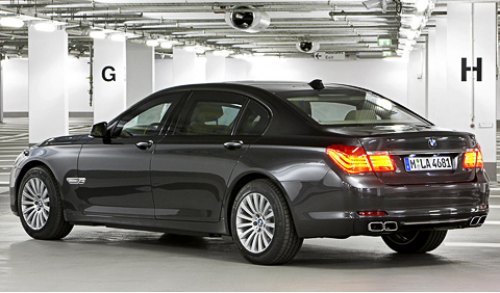 Броневик создан по технологии F.I.R.S.T. (Fully Integrated Road Safety Technology), то есть…