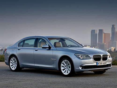 Модель BMW ActiveHybrid 7 будет доступна в стандартной и удлинённой версиях. Опознать её можно по…