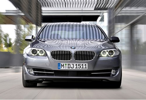 Топ-версия BMW 550i оснащается только восьмиступенчатым «автоматом», с которым 407-сильный седан…
