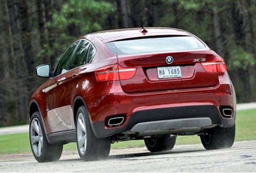 Модификации xDrive50i с турбодвигателем V8 4.4 и новым «автоматом» ZF для спурта до 96 км/ч нужно…