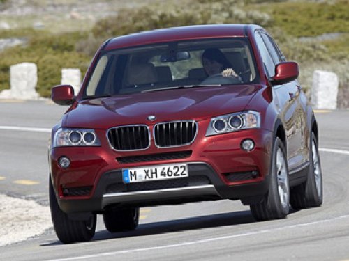 Модификация xDrive20d, укомплектованная шестиступенчатой «механикой», берёт планку 100 км/ч за 8,5…