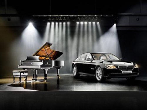 Помимо названия компании Steinway & Sons на крышке багажника седана, а также пакета Shadow Line…