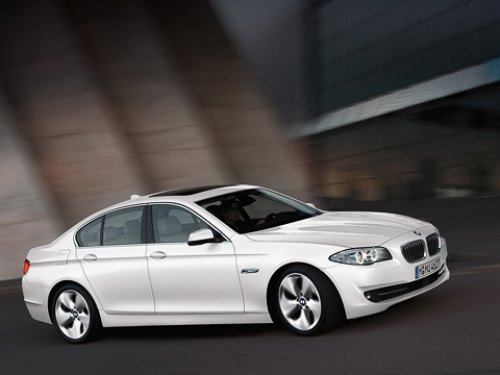 Седан BMW 520i с «турбочетвёркой» достигает сотни за 7,9 с (с «автоматом» — за 8 с), а…