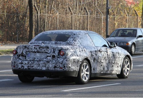О том, что перед нами не купе, а именно вариант с открытым верхом BMW 4 Series, явственно…
