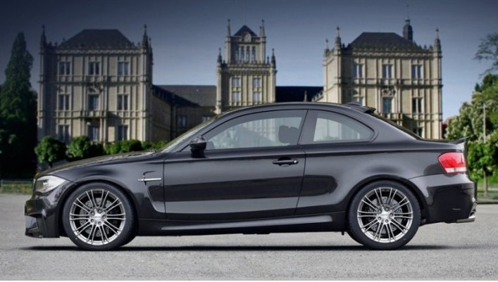 Купе BMW 1 M Coupe получило укороченные пружины, уменьшающие клиренс на 30 мм. Литые диски Ultima…