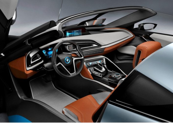 Интерьеры обеих версий спорткара BMW i8 будут идентичными.