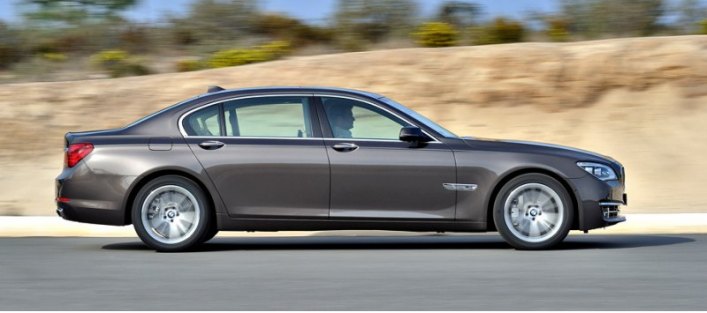 Пневмоподвеска и электроусилитель руля входят в базовое оснащение седана BMW 7 Series.