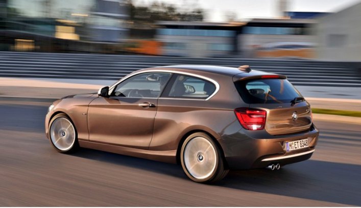 Хэтчбек BMW 114i расходует всего 5,5 л топлива на 100 километров пути.