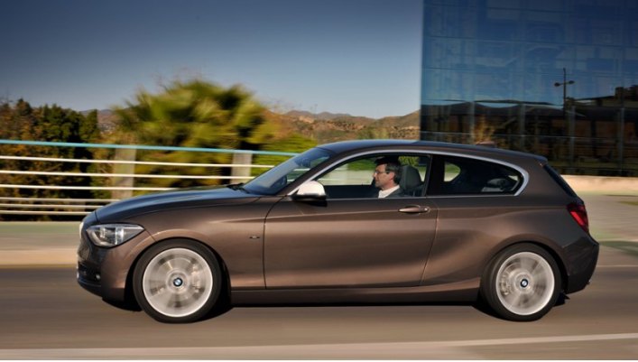 Трёхдверка BMW первой серии с 136-сильным мотором и «механикой» стоит столько же, сколько и…
