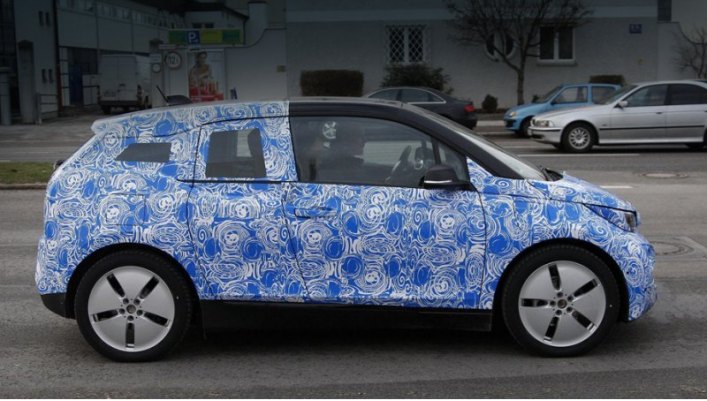 На борту предсерийного экземпляра BMW i3 REx не зря виднеется два лючка: один скрывает розетку,…