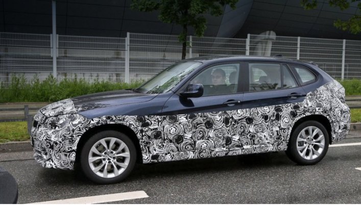 Присмотритесь к боковине: легко распознаётся паркетник BMW, но это не он.