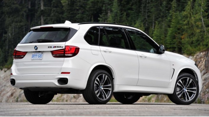 По умолчанию X5 xDriveM50d оснащается пневмоподвеской только сзади, но за доплату можно получить…