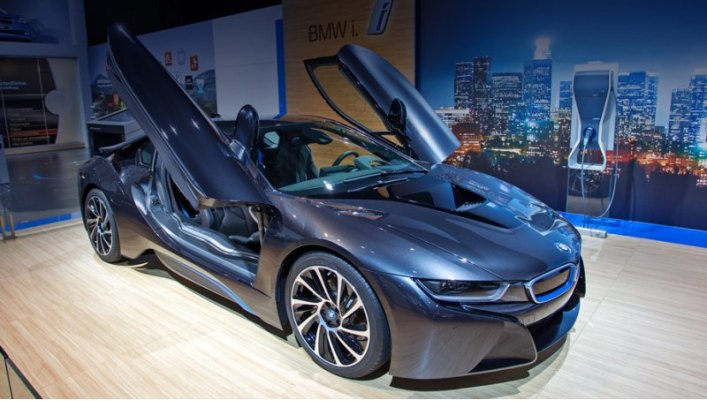 Купе BMW i8 оснащается гибридной силовой установкой с суммарной отдачей 362 л.с. С нуля до 100 км/ч…