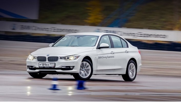 Компания BMW первой в мире начала предлагать курсы обучения водителей — с 1977 года. А в 1997-м…