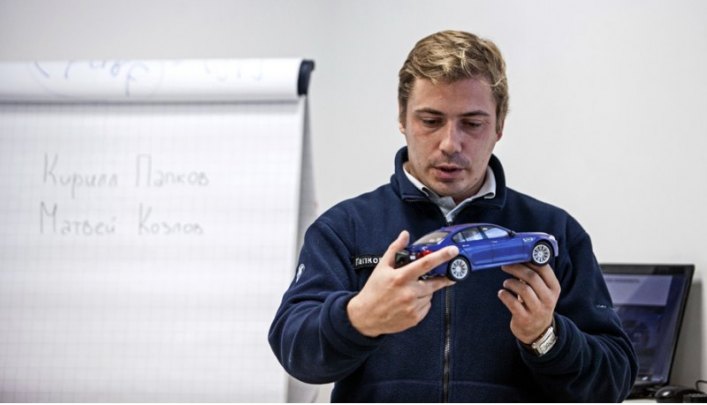 Шеф-инструктор Кирилл Папков, вертя в руках уменьшенную копию седана BMW M5, рассказывает нам о…