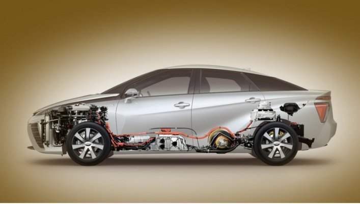 В Тойоте Mirai, показанной здесь, топливные элементы расположены под передними креслами. Под…