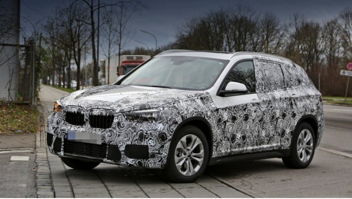 Закамуфлированный прототип кроссовера BMW X1  второго поколения мы видели на Нюрбургринге весной,…