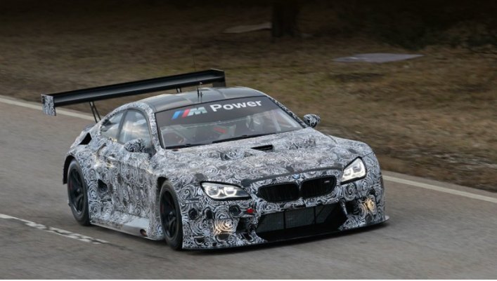 На испытательный трек BMW в Дингольфинге новинку впервые вывел Йорг Мюллер, в 2000-х годах…